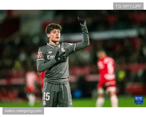 西甲:赫罗纳3-2险胜皇家贝蒂斯,稳固联赛第三位置。 西甲:赫罗纳3-2险胜皇家贝蒂斯,稳固联赛第三位置。